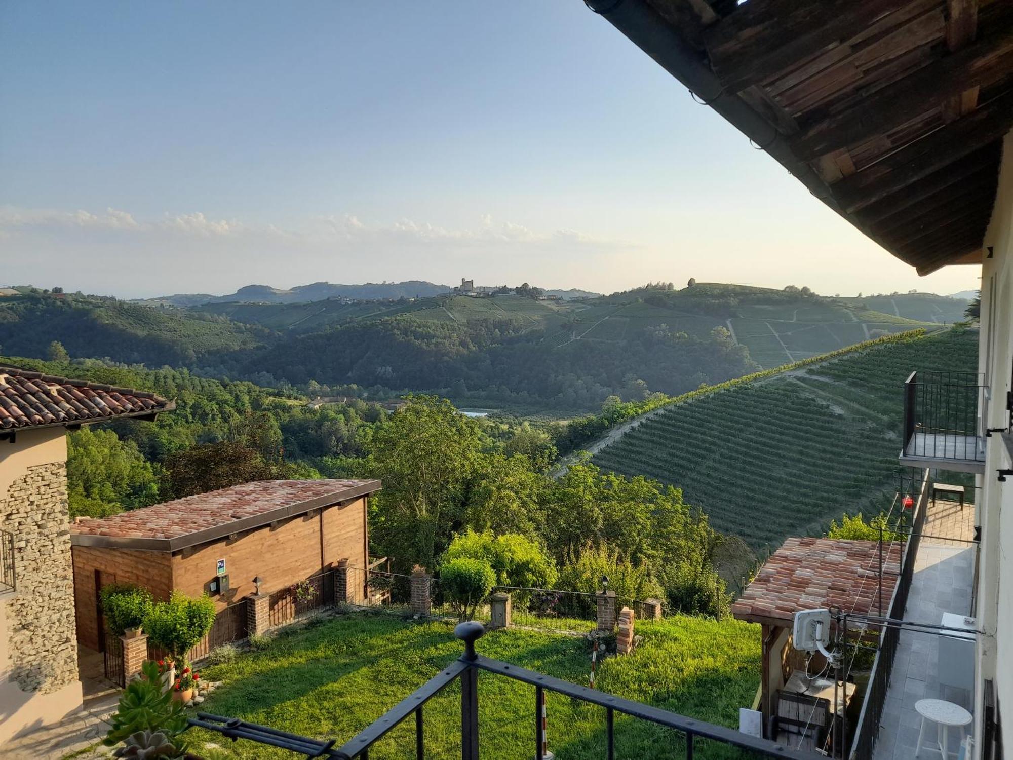 Madama Langa Country House Con Piscina Nelle Vigne Montelupo Albese Buitenkant foto